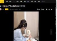 孟子义晒剧组日常 穿古装撸狗背台词可爱俏皮