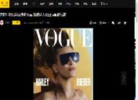 海莉墨镜比基尼身材尽显 性感迷人夏日氛围感拉满