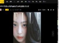 JENNIE妆容清透变身国民初恋 眼神湿漉漉又纯又欲