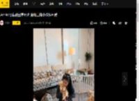 Jennie晒生活日常照片 坐地上抱小狗超可爱