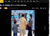 黄磊孙莉一家香港逛街被偶遇 二女儿多妹打扮时髦靓丽