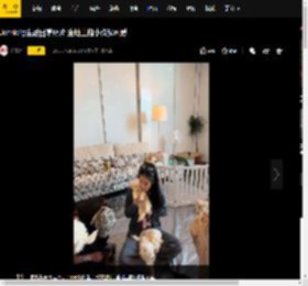 Jennie晒生活日常照片 坐地上抱小狗超可爱