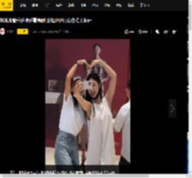 李冰冰管乐手挽手看舞剧 全程贴贴比心自拍关系好