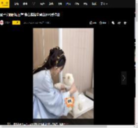孟子义晒剧组日常 穿古装撸狗背台词可爱俏皮