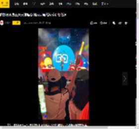 陈都灵现身五月天演唱会 梳双马尾戴棒球帽很低调