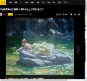 卢昱晓身穿绿色抹胸长裙 躺水中巨石上宛若绿野仙踪