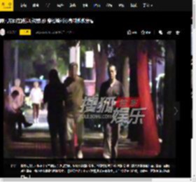 廖凡夜间在路边听歌散步 穿松垮衬衫身材微微发福