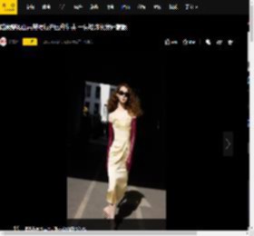 戚薇穿缎面吊带裙行走巴黎街头 一头爆炸长发好惹眼