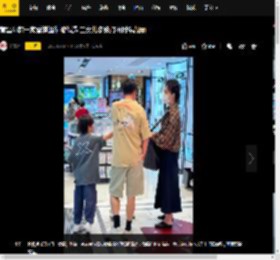 黄磊孙莉一家香港逛街被偶遇 二女儿多妹打扮时髦靓丽